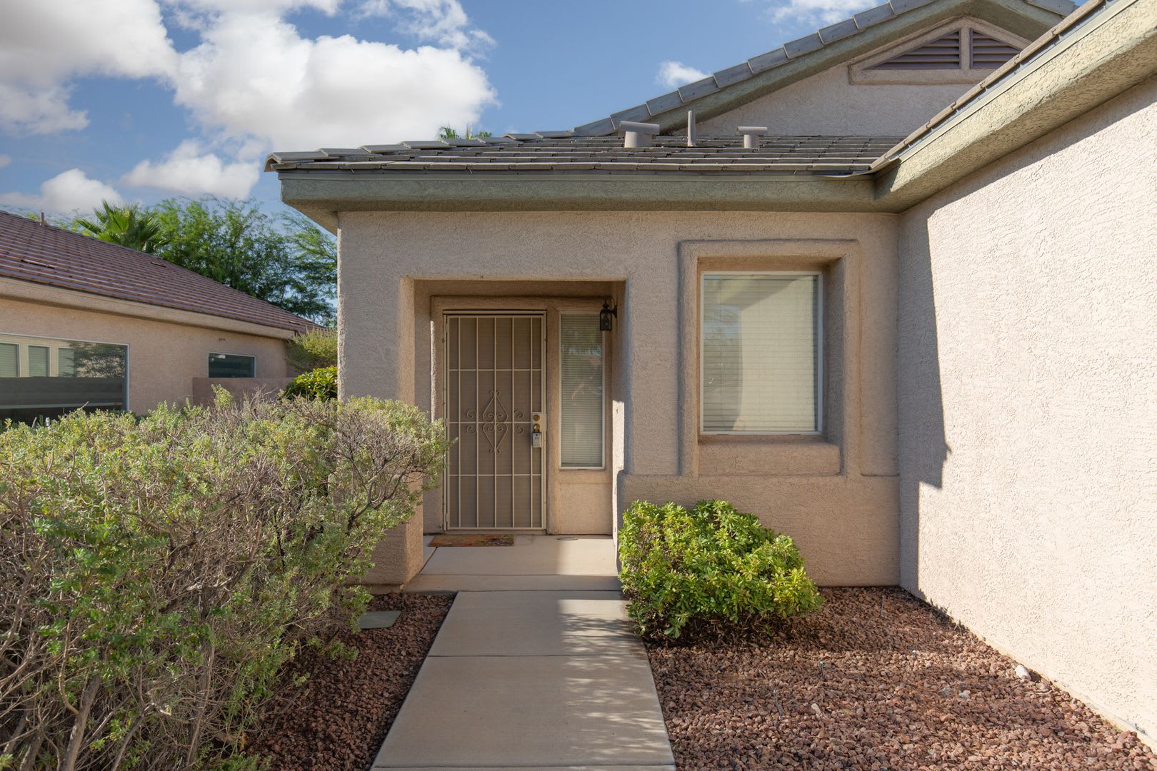 Wonderful Summerlin single story with grass backyard and island kitchen. – photo 5