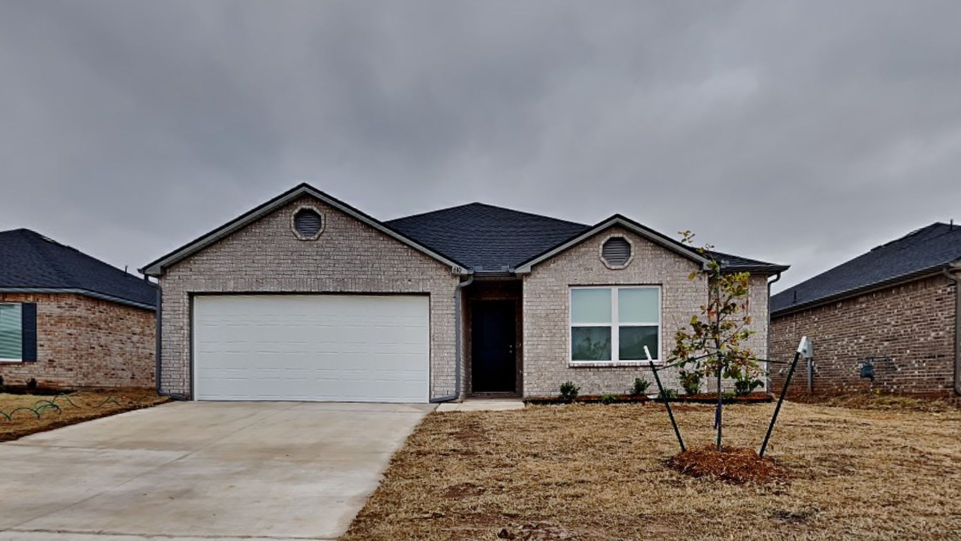 4 Bedroom 2 Bathroom 2 Car Garage Home With Upgrades Close To Broadway Extension A Short Distance From Edmond And Easy Access To Downtown Okc – photo 2