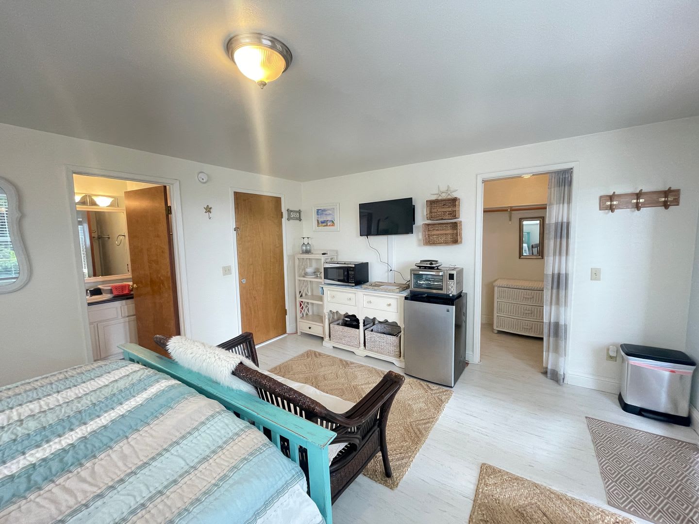 Fully Furnished Studio with Ocean Views! – photo 3