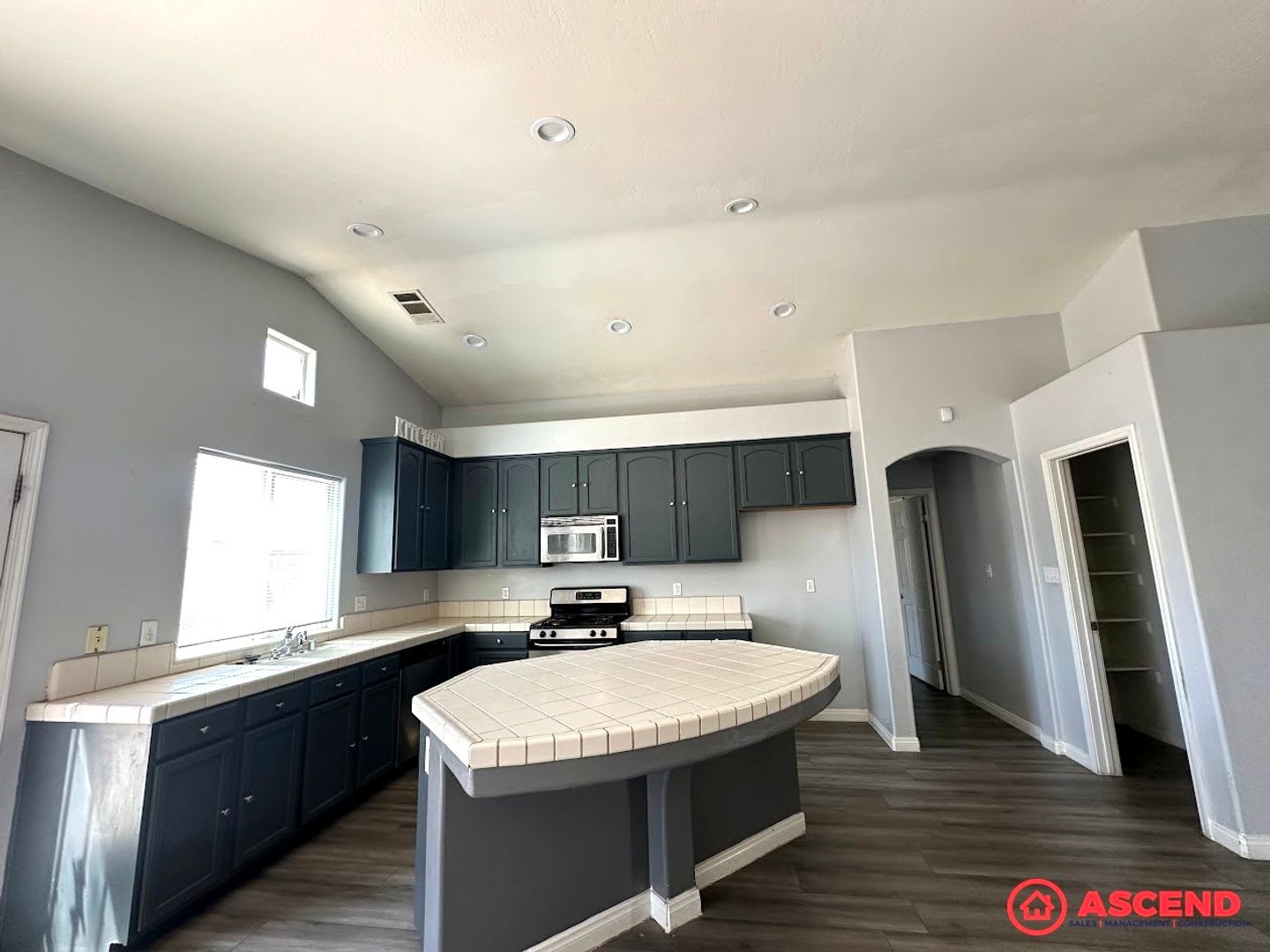 Spacious 3BR/2BA Home – 1,839 Sq Ft with Garage & Gardener Included! – photo 4