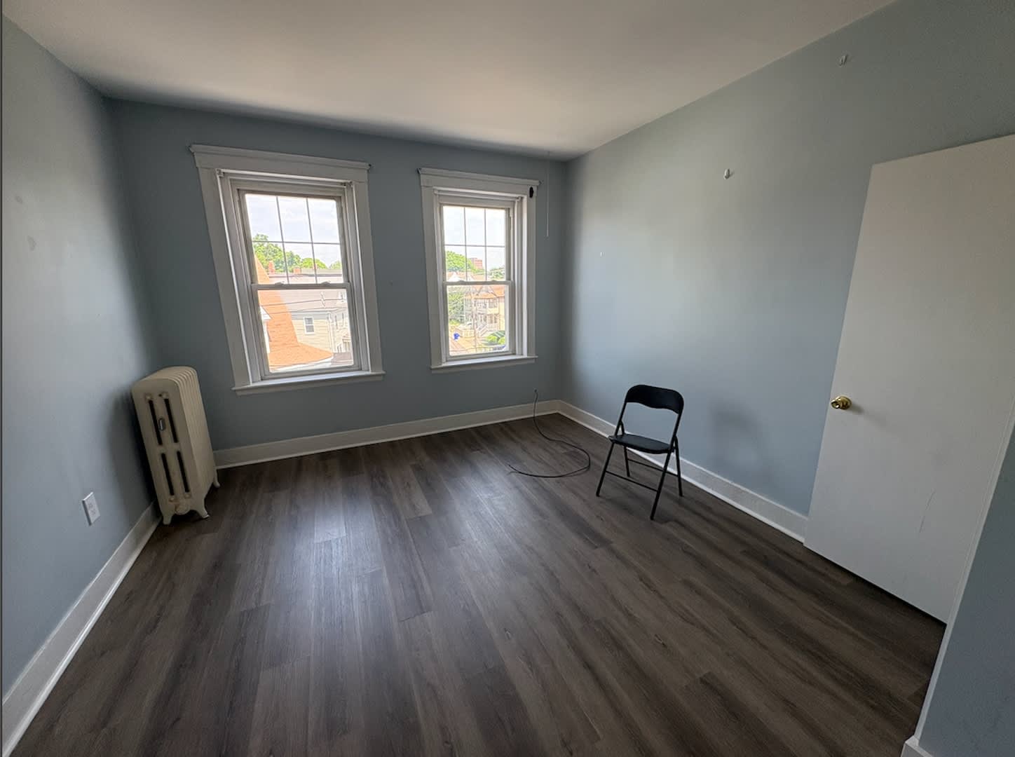 Beautiful 3 bed with in unit laundry and balcony GREAT DEAL for 9/1/26 – photo 3