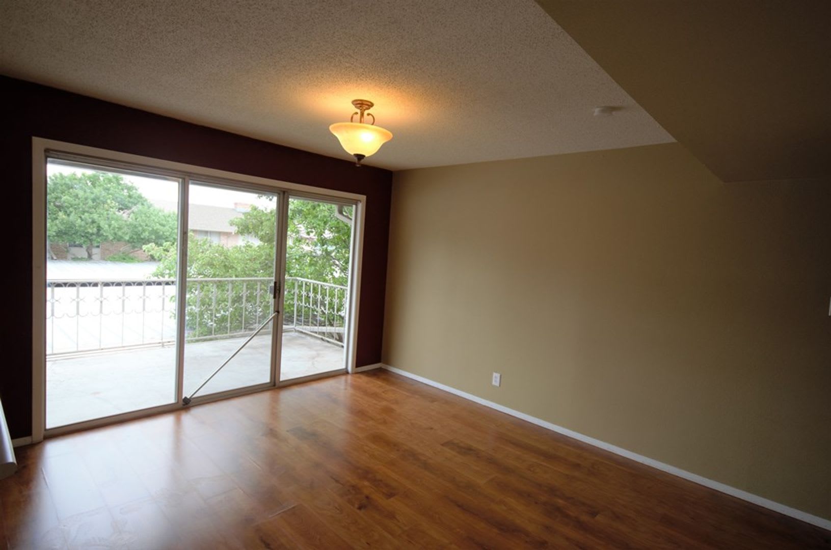 LARGE 2 bedroom 2 bath Condo close to Shopping, dinning and entertainment! – photo 3