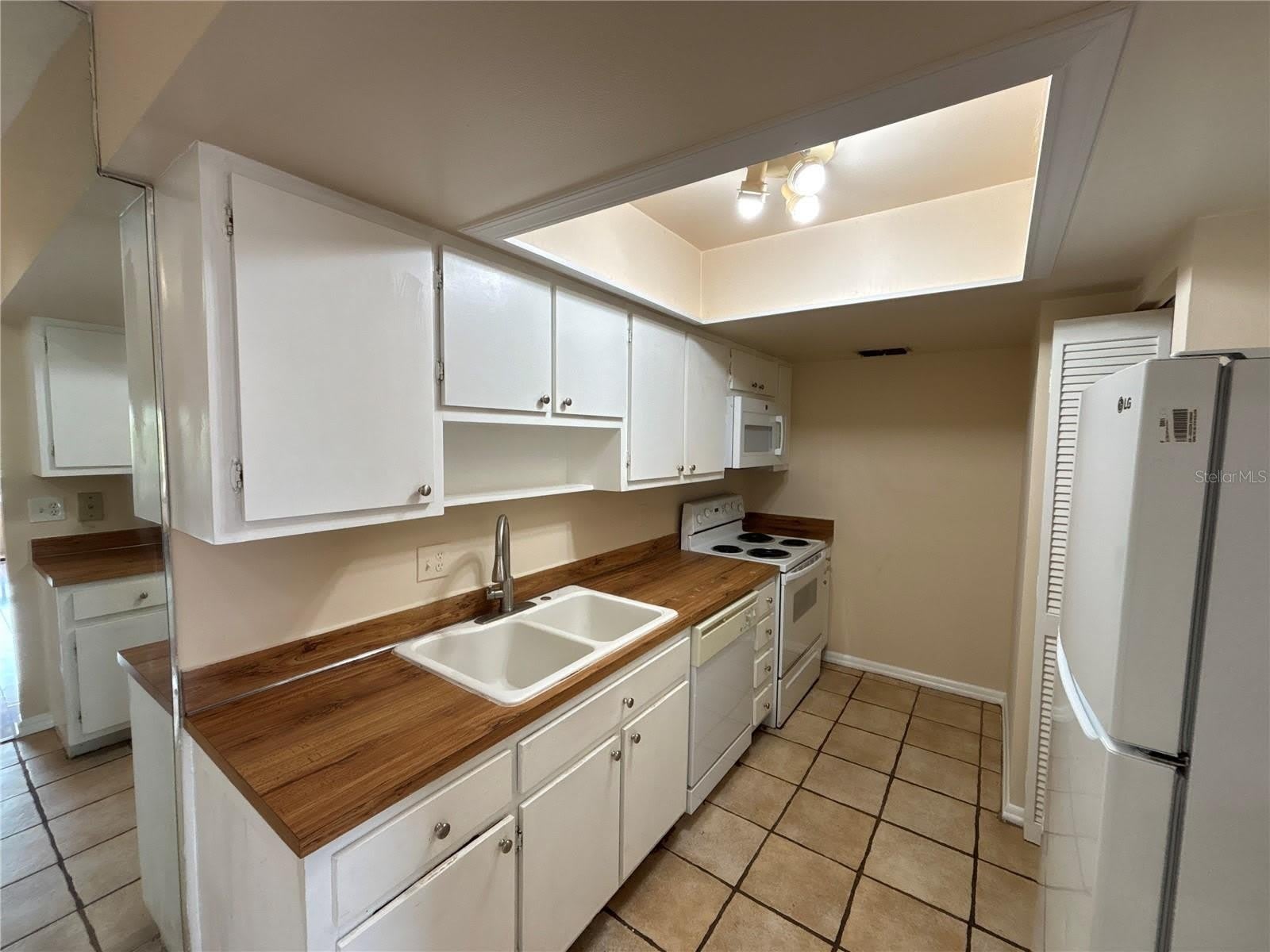 5169 VINELAND Road – photo 4