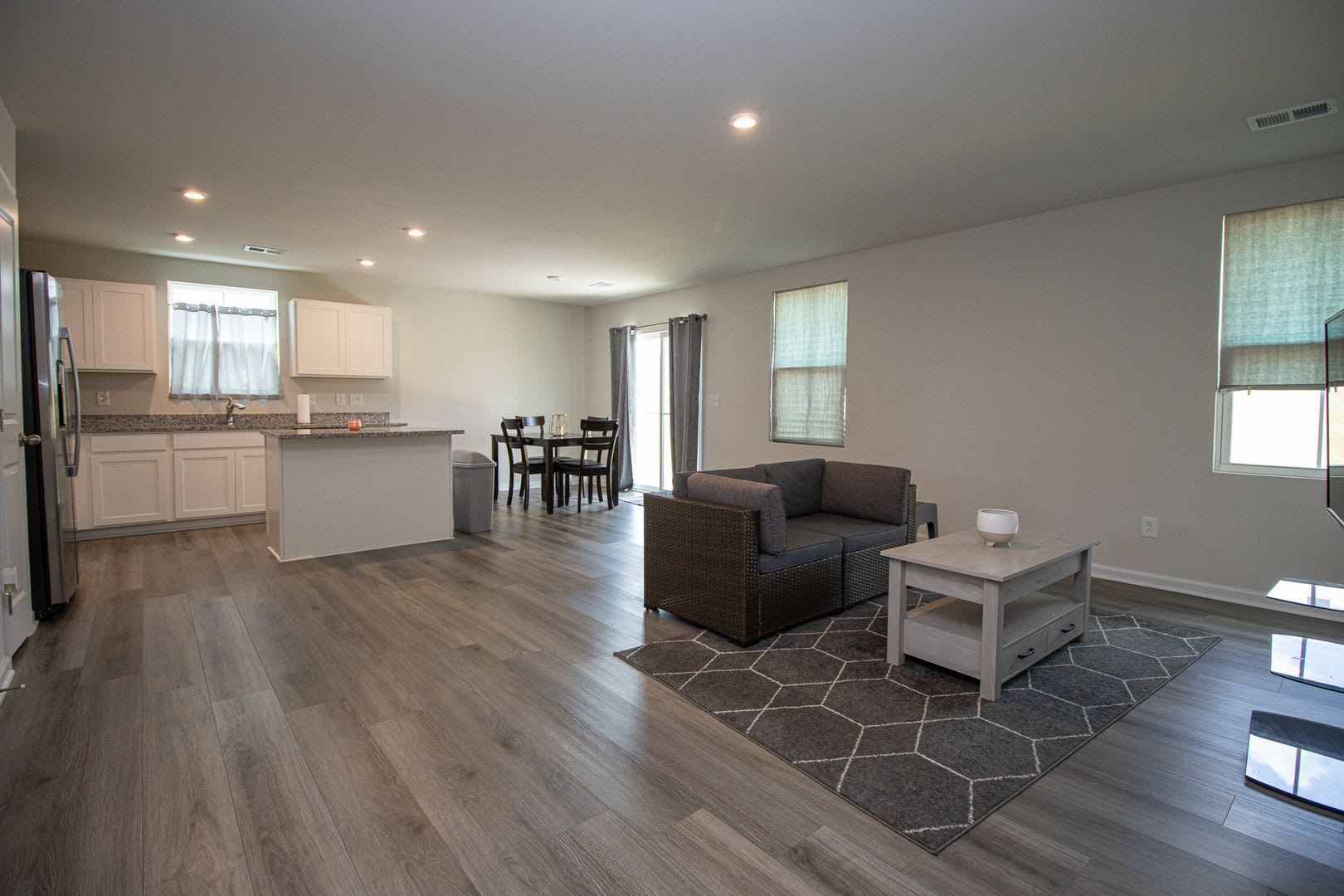 Gorgeous 3 Bedroom 2 Bath Minutes To Fort Jackson Available Mid October – photo 4