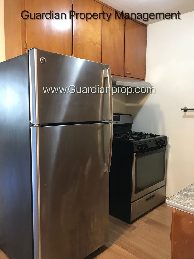 Bloomington Main Floor Apartment, Granite Countertops, Heat Paid, Free Parking, Storage Unit Included – photo 3