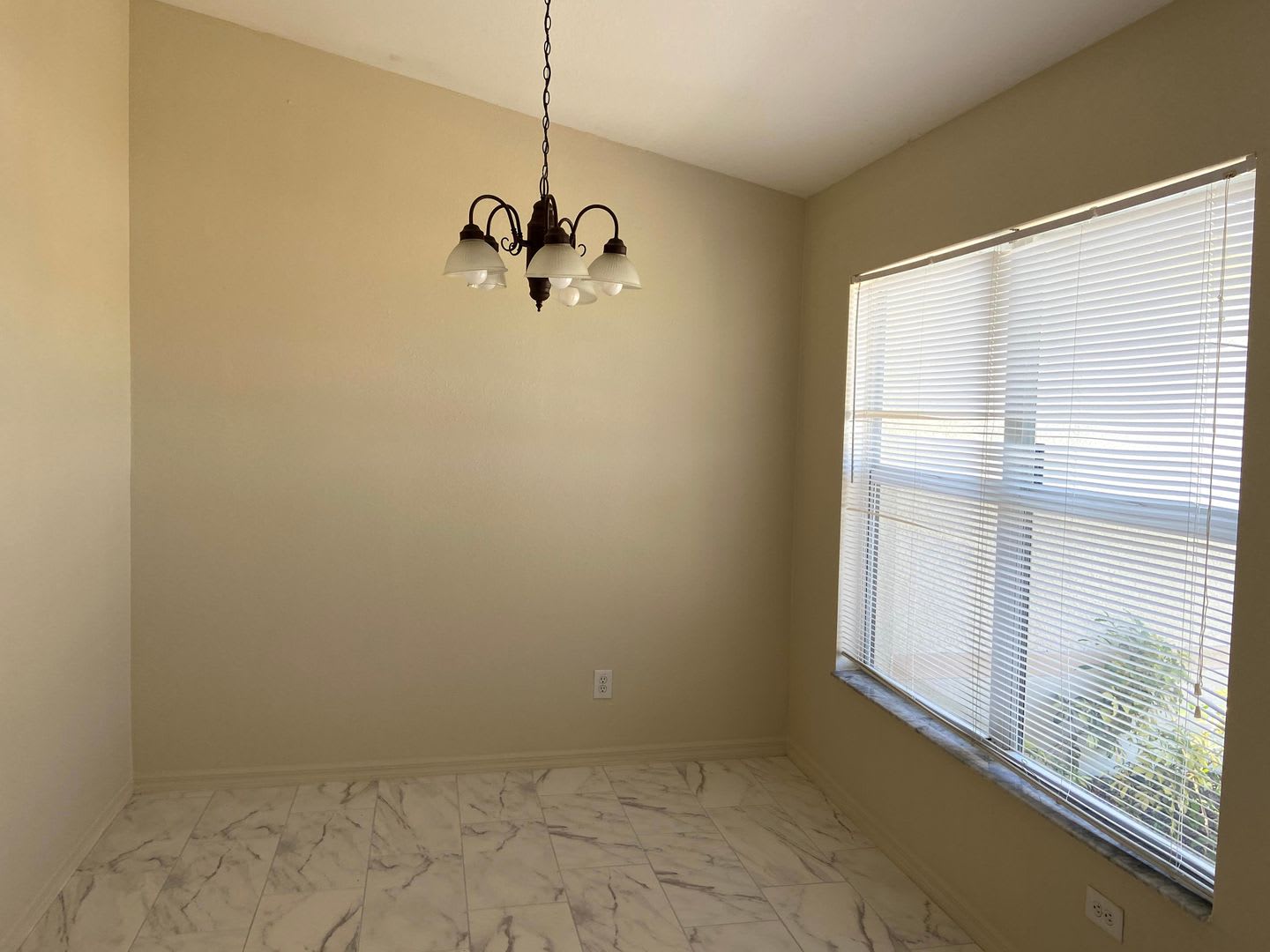 $500.00 OFF FIRST MONTH!!! Huge 4 bedroom/Greenbriar Area. – photo 3