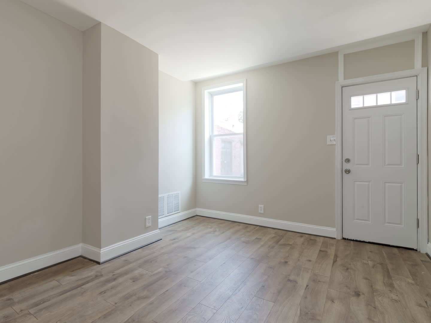Charming 2Bd 1Ba Townhome In East Baltimore Md – photo 2