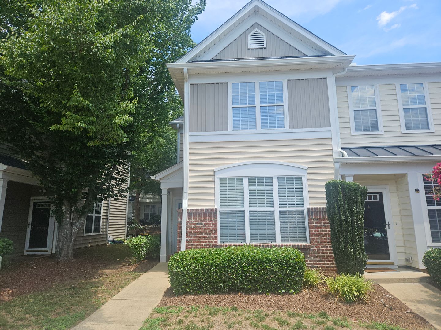 Charming 2br/2.5ba in Delta Lake, end unit townhome! Available now! – photo 2