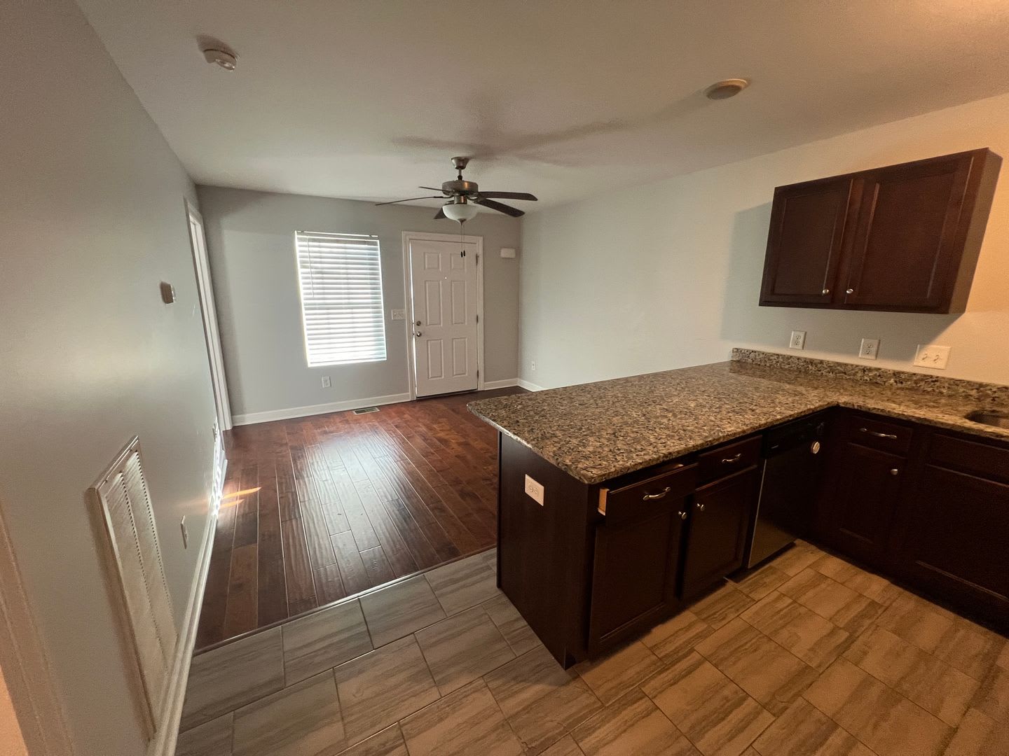 LIVE CLOSE TO MTSU CAMPUS!!! – photo 5