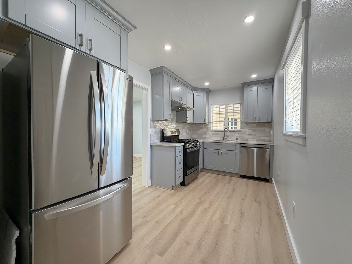 Bright & Spacious 1 Bedroom + 1 Bath with Private Yard & In-Unit Laundry – photo 4