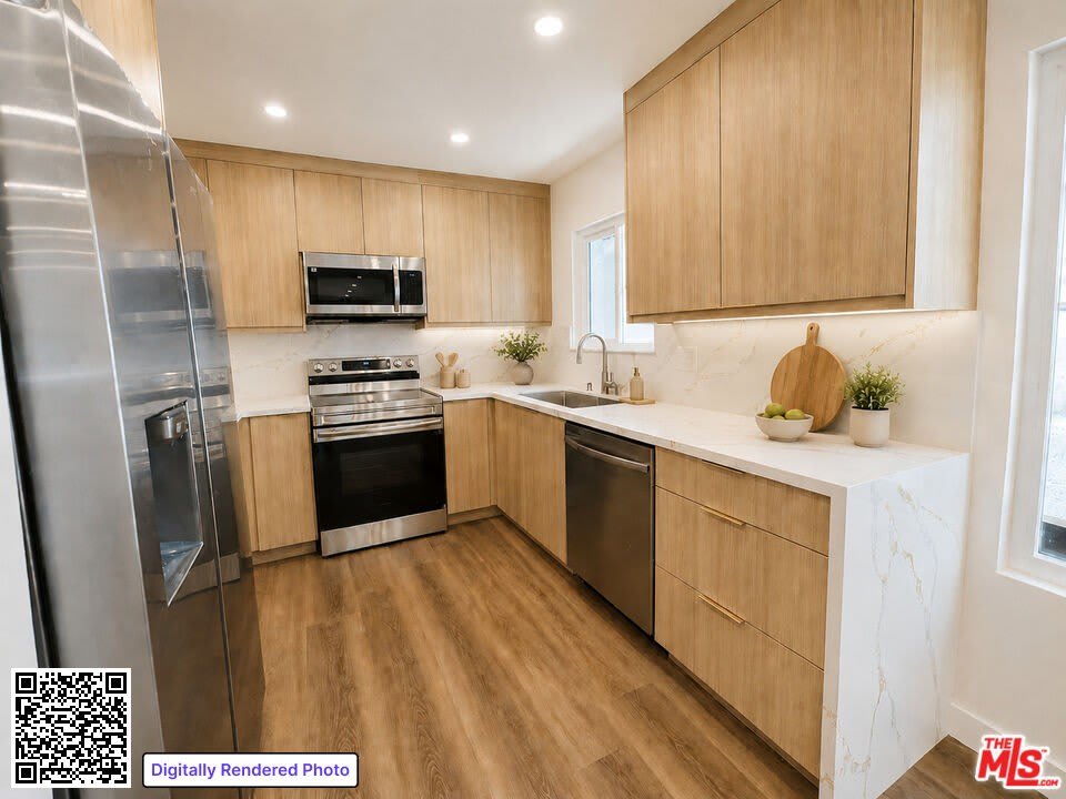 2449 N Beachwood Dr – photo 3