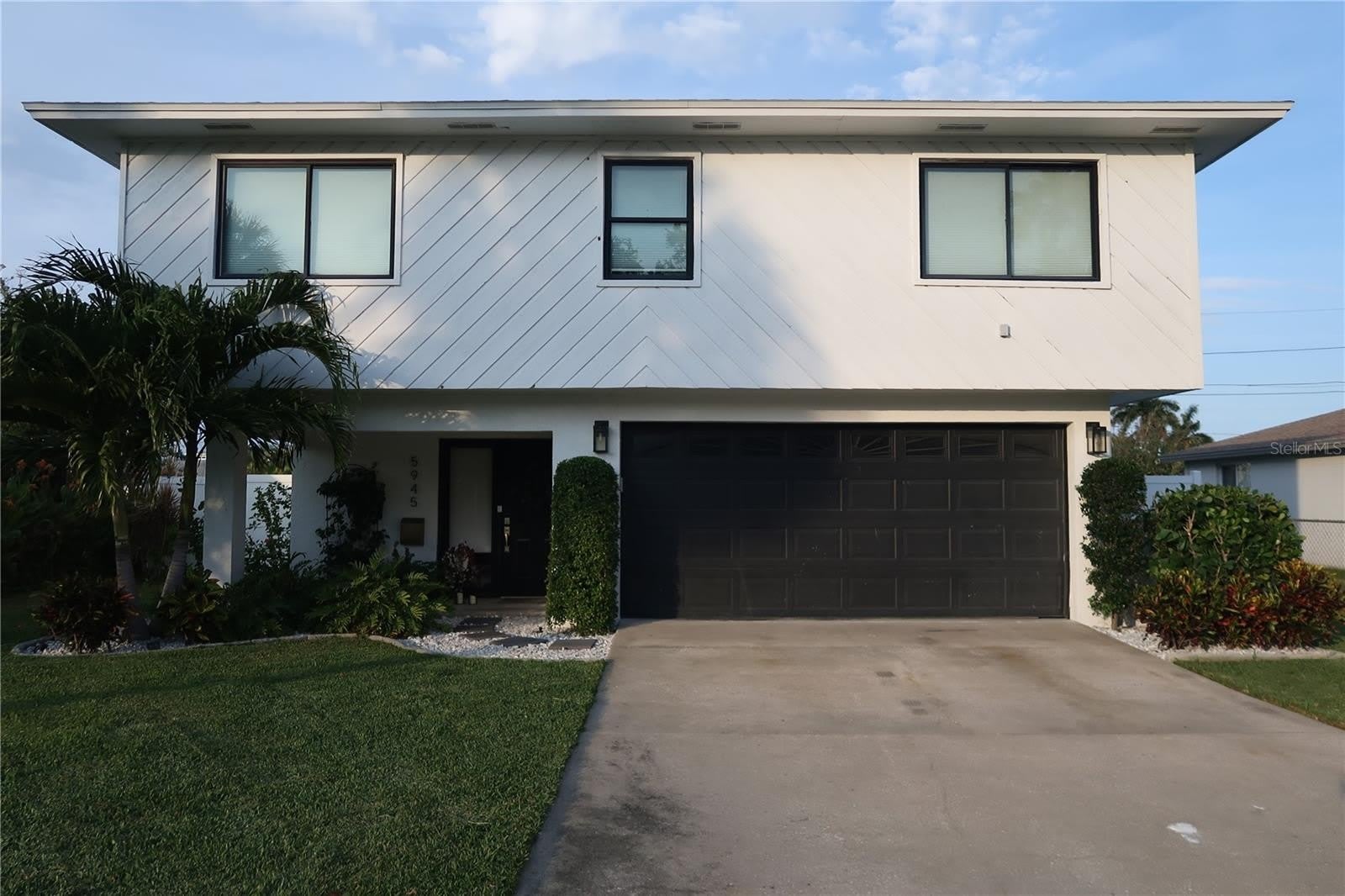5945 VENETIAN Boulevard NE – photo 1
