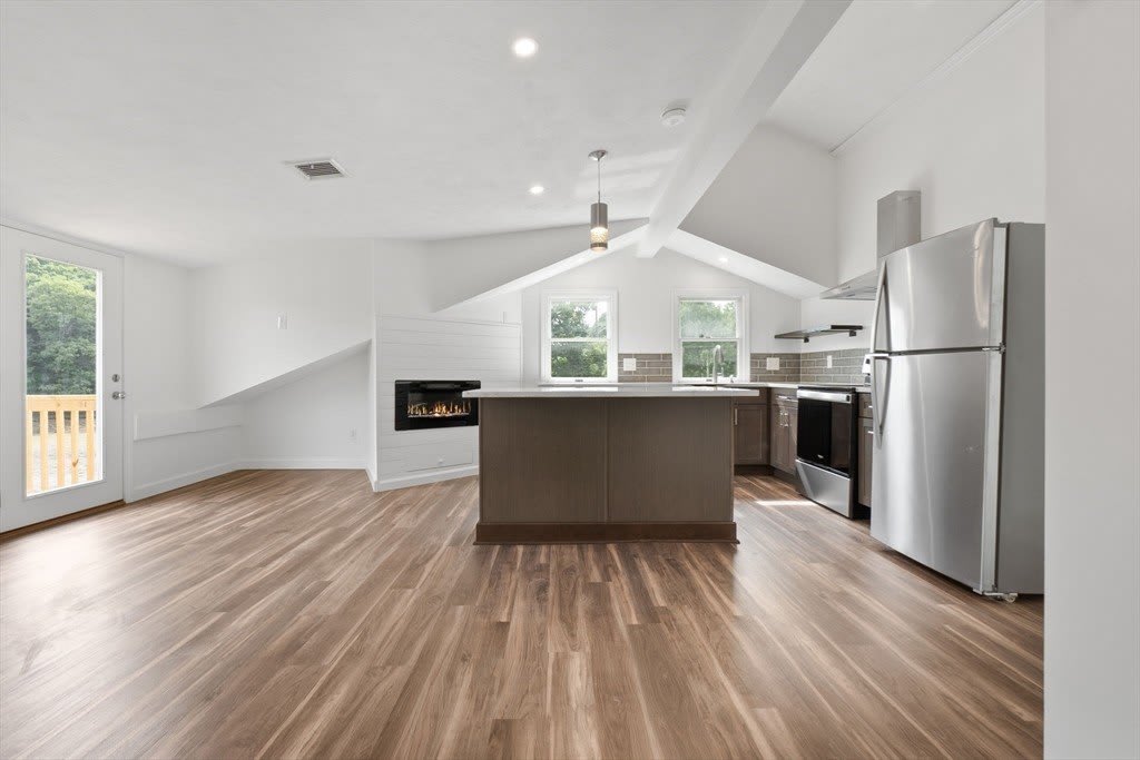 252 Elliott Street – photo 3