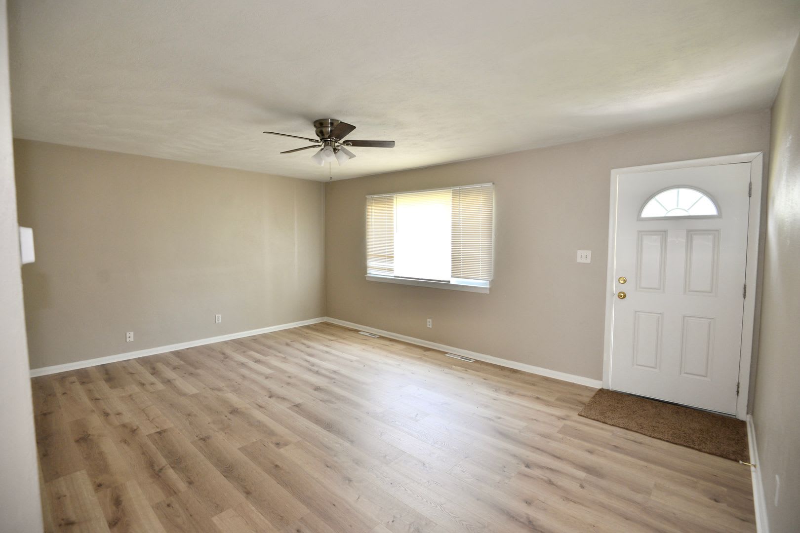 Brick Ranch in Princess Anne Plaza – photo 4