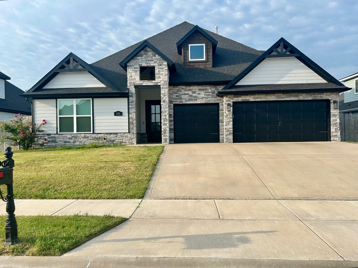 Spacious 4-Bedroom Home with 3-Car Garage – photo 1