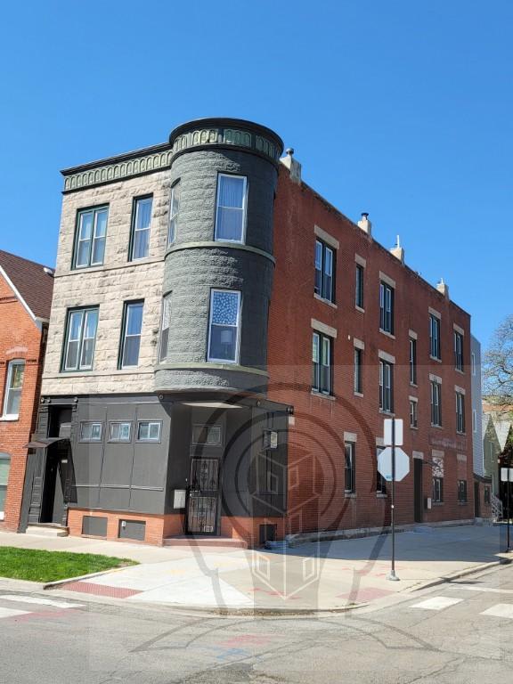 1058 N Rockwell St – photo 1