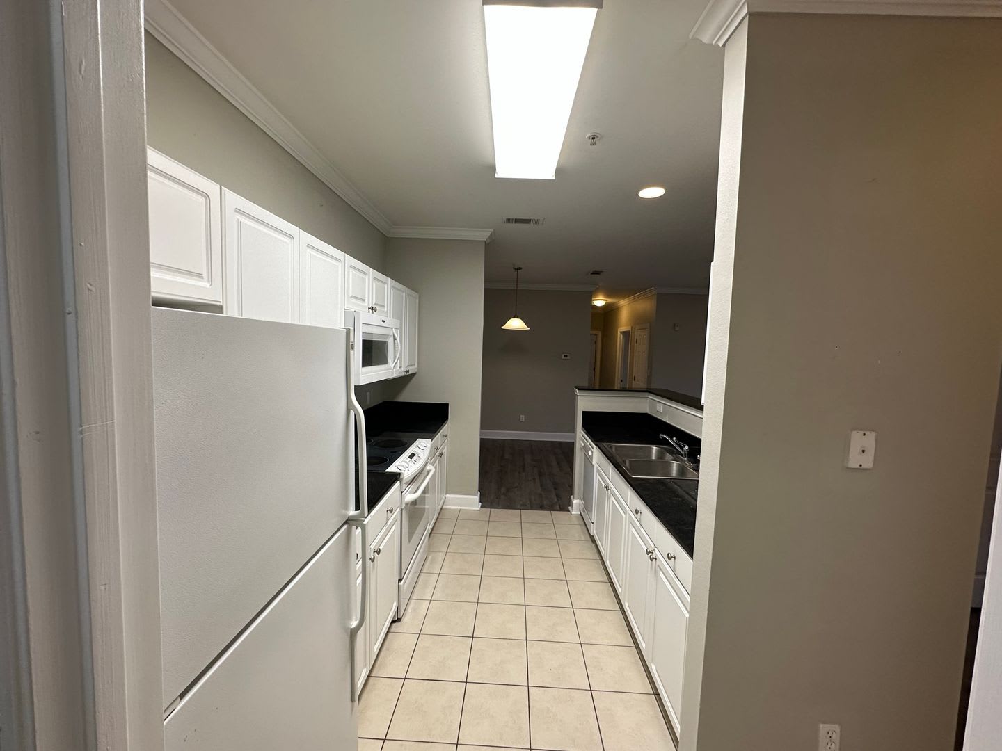 FIRST FLOOR APARTMENT COMMUNITY POOL! – photo 5