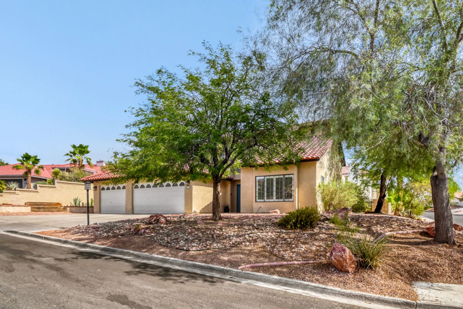 Gorgeous 3 Bedroom 3 Full Bath With Sparkling Pool – photo 3