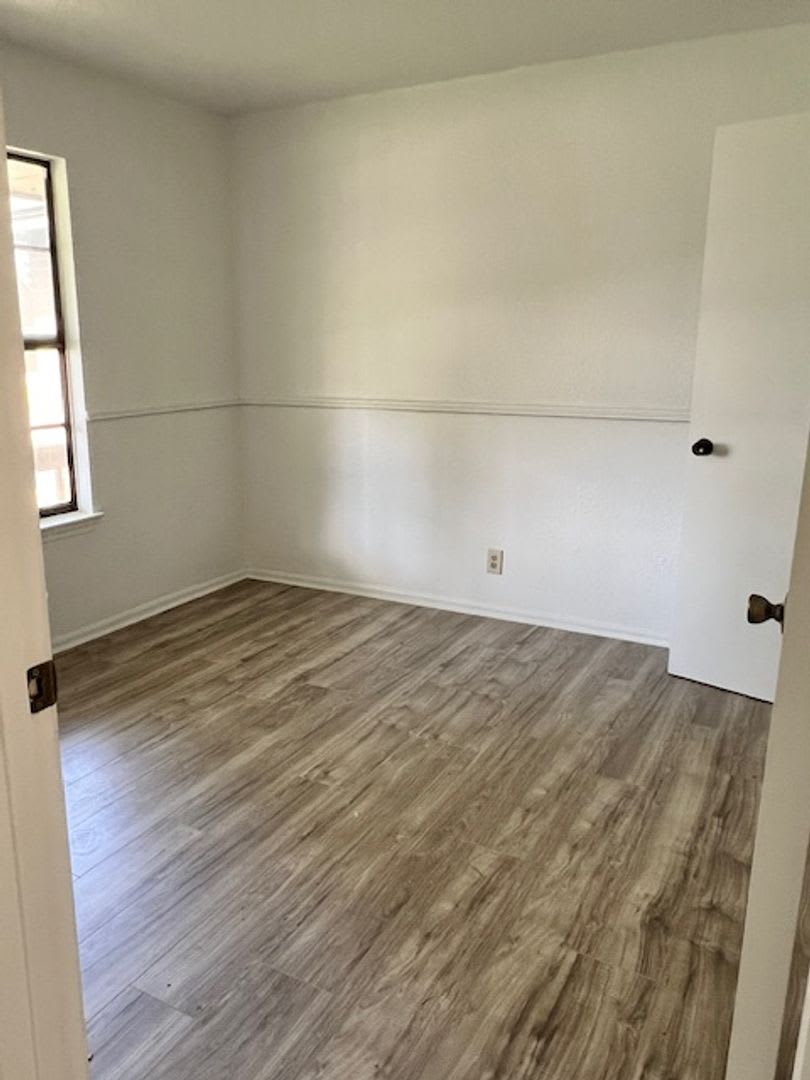 3 bed 2 bath, established neighborhood – photo 3