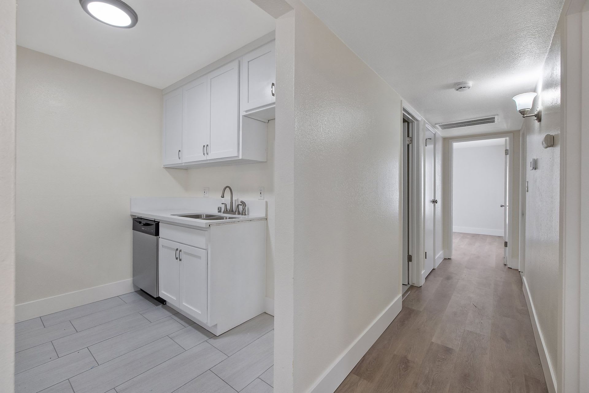 MOVE IN READY! 2 WEEKS OFF!! NO APP FEE! UPSTAIRS UNIT WITH BALCONY! – photo 5