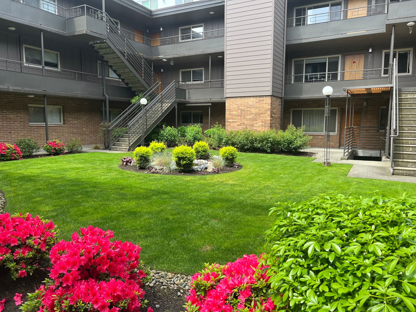 North Towne Manor Apartments – photo 2