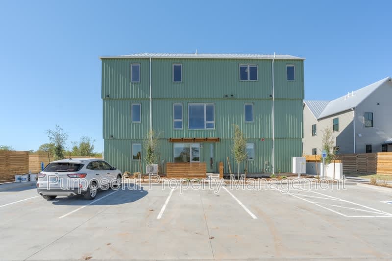 934 Hangar Drive 6 – photo 4