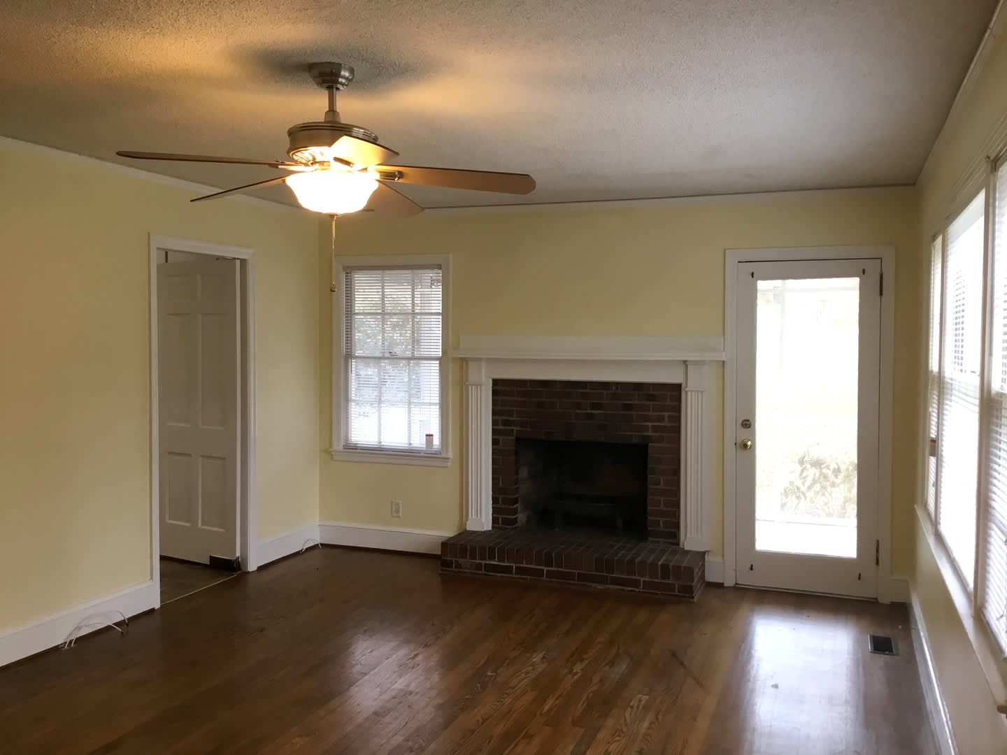 Two bedroom house with large yard in Bel Air Acres!! – photo 4