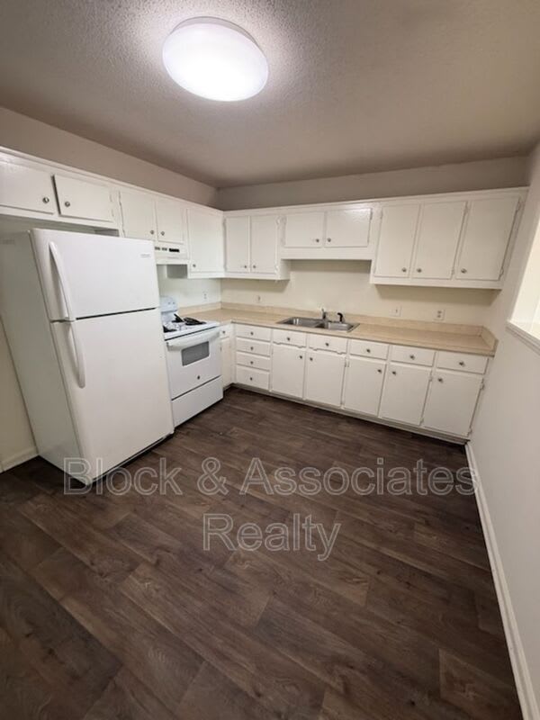 120 W Presnell St – photo 3