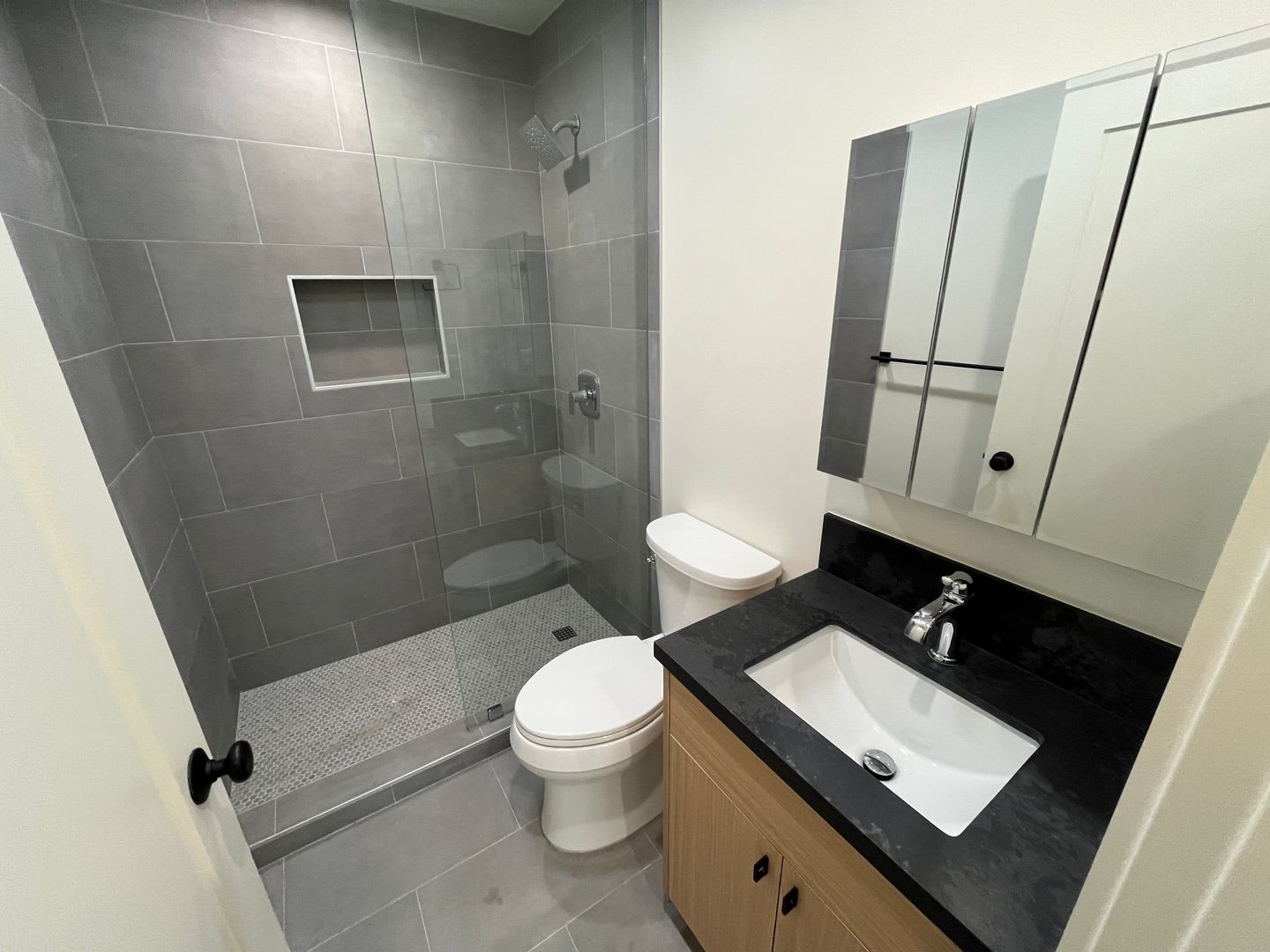 Newly Remodeled 2 Bed 1 Bath Unit in PB – photo 2