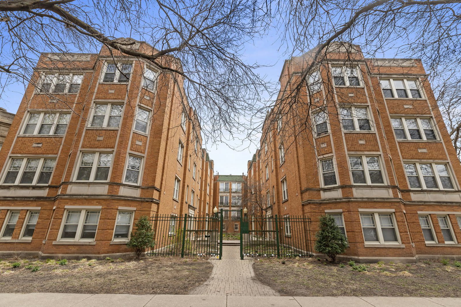 4505 North Greenview Avenue – photo 1