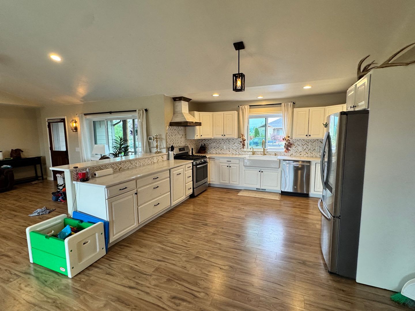 Spacious 4 Bed Home with Finished Basement, Solar, Sauna, Pool Table & Fenced Yard – photo 3