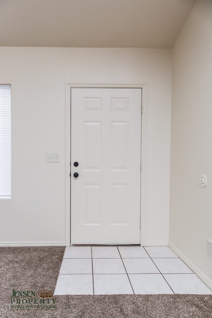 Great Three Bedroom Duplex w/ 2 Car Garage! – photo 4