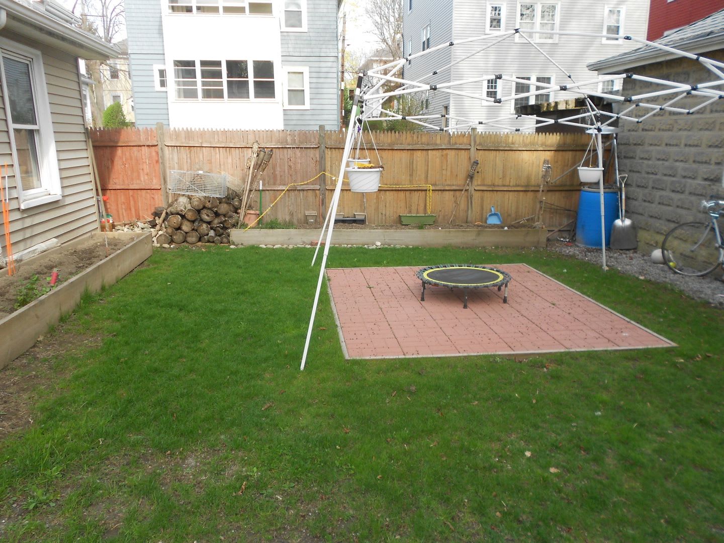 Huge 4 bedroom unit with A/C, in-unit laundry and parking in Oak Square! – photo 4
