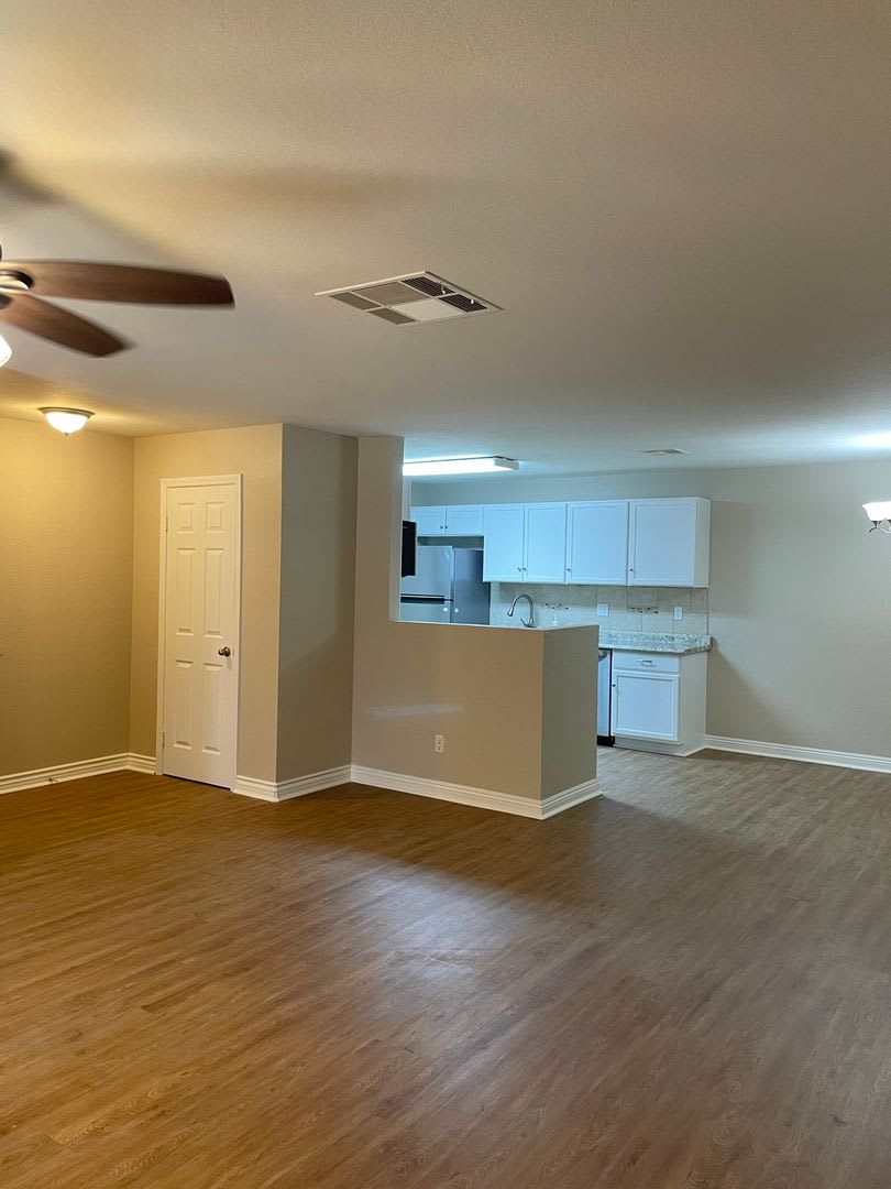 Captivating and Impeccable 3 Bedroom, 2 Bathroom in gated community – photo 4