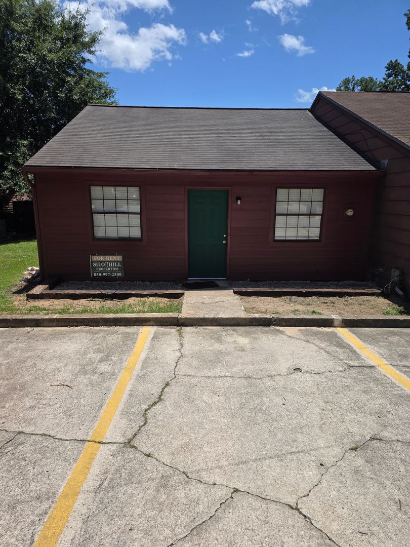 Cozy and Newly Renovated 2-bedroom, 1-bath townhome Close to Campuses! – photo 1