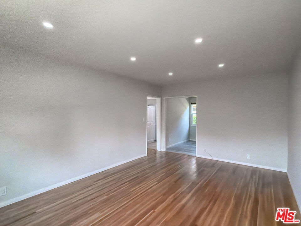 202 E Grand Ave – photo 5