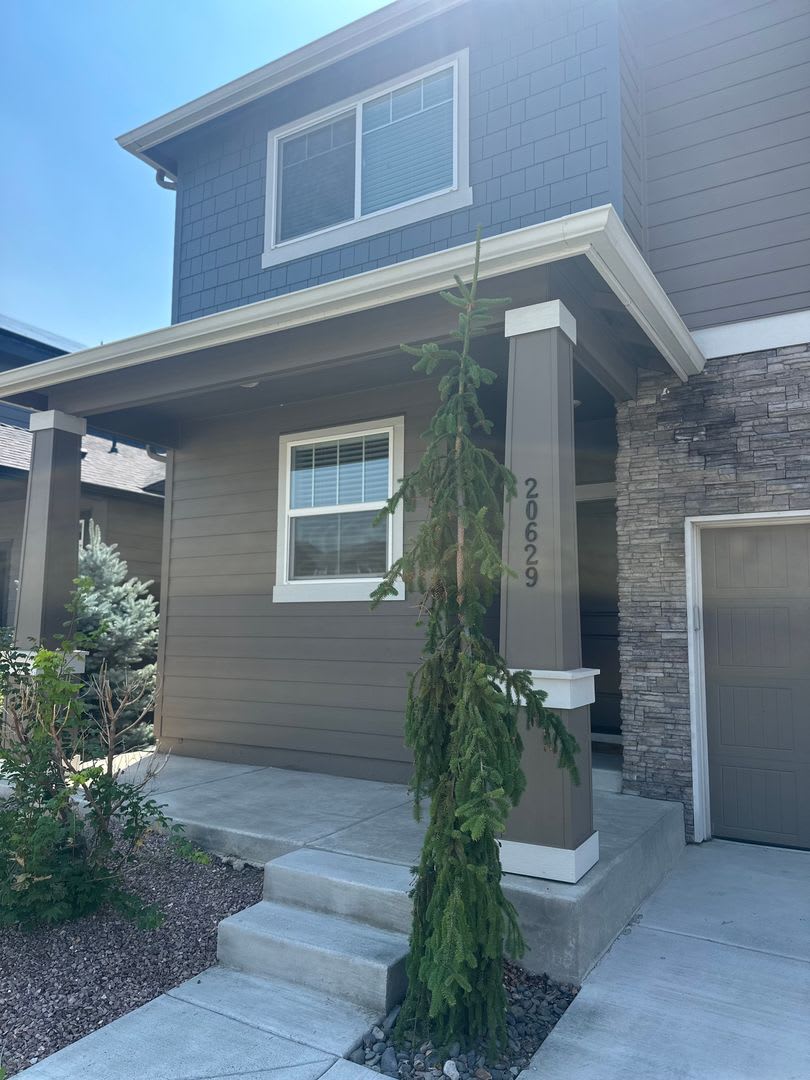 Modern 4 bedroom with den and neighborhood pool! – photo 2