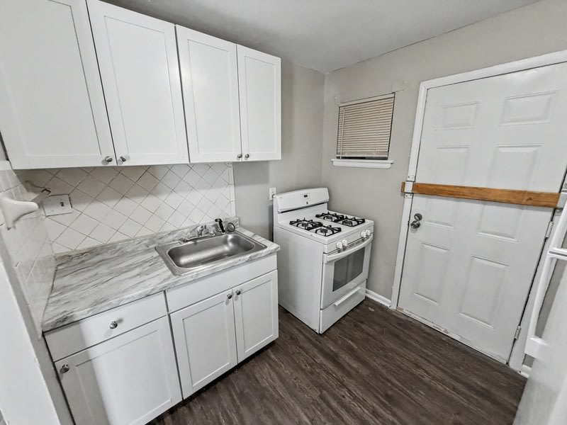 2086 Hubert Avenue 2 – photo 5