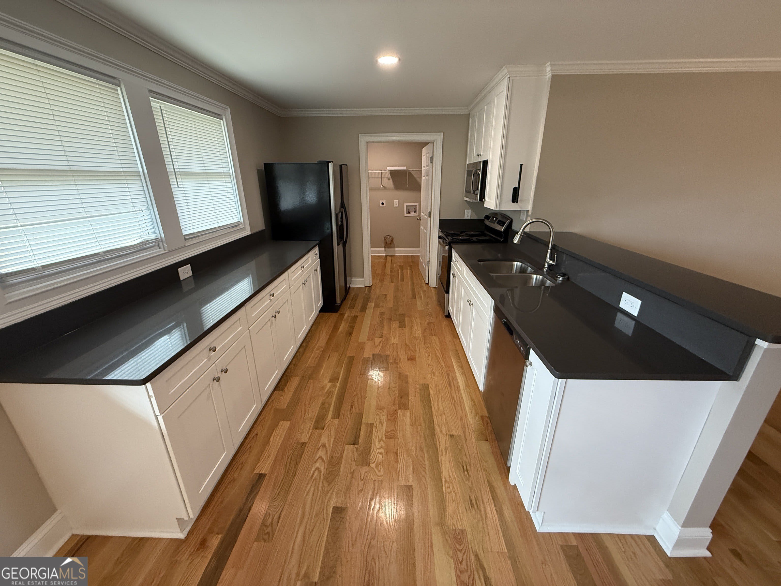 657 Athens Street – photo 4