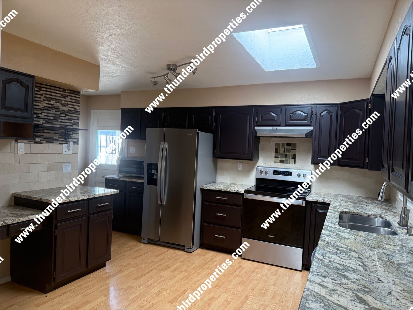 Available NOW!! Located in the NE heights. – photo 3
