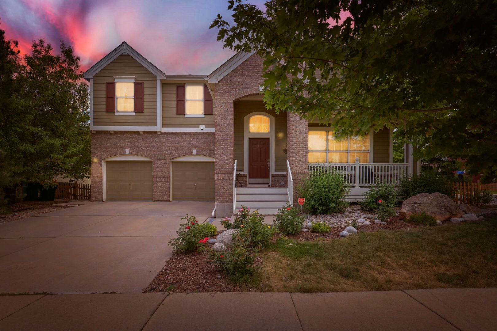 Stunning 4 bed, 4 bath on Corner Lot! Available Mid-August! – photo 1
