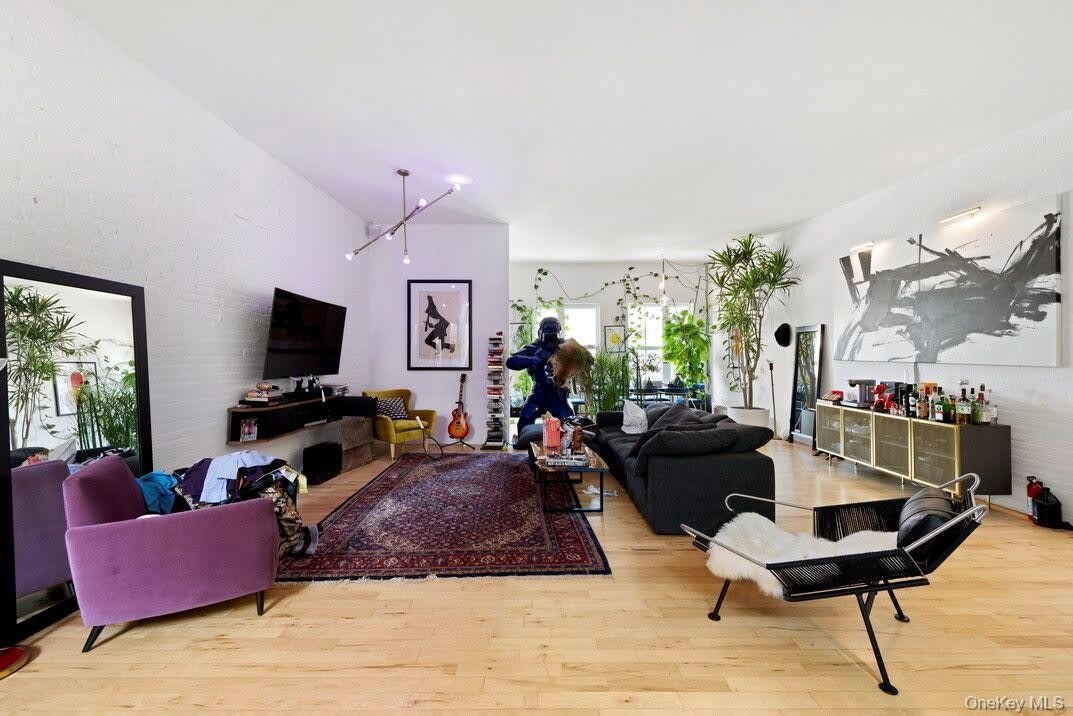 422 W BROADWAY – photo 2
