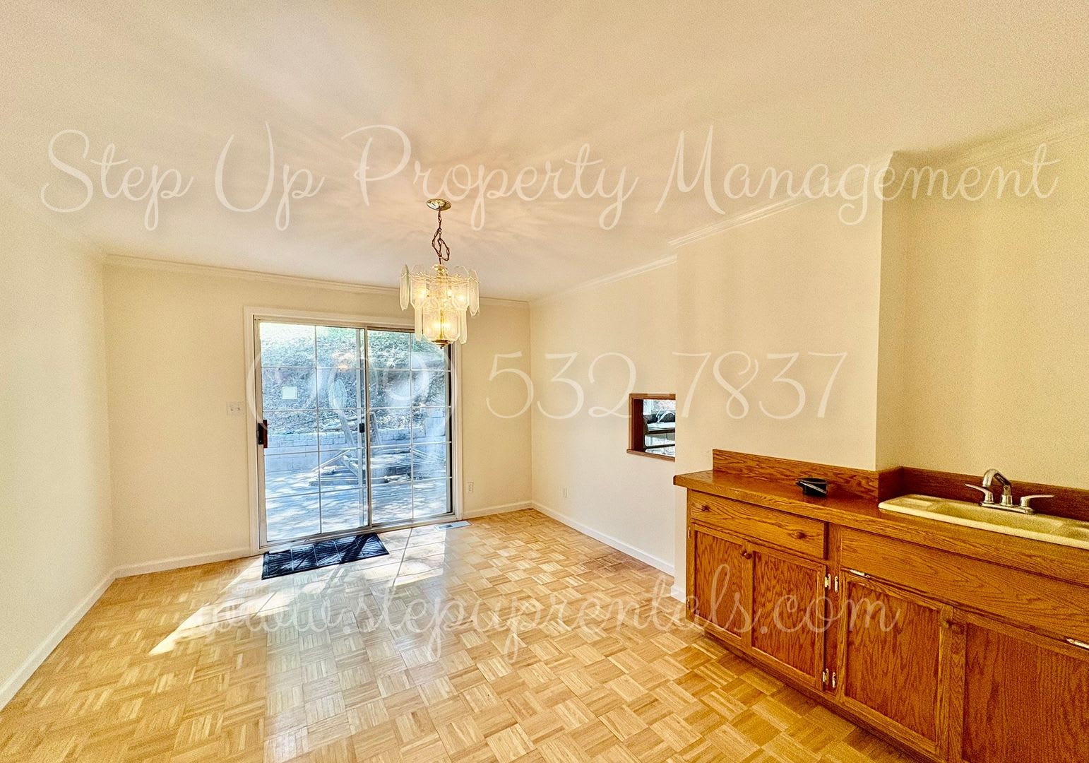 Spacious Contemporary Living: Stunning Three-Bedroom Retreat on Longeway! – photo 4