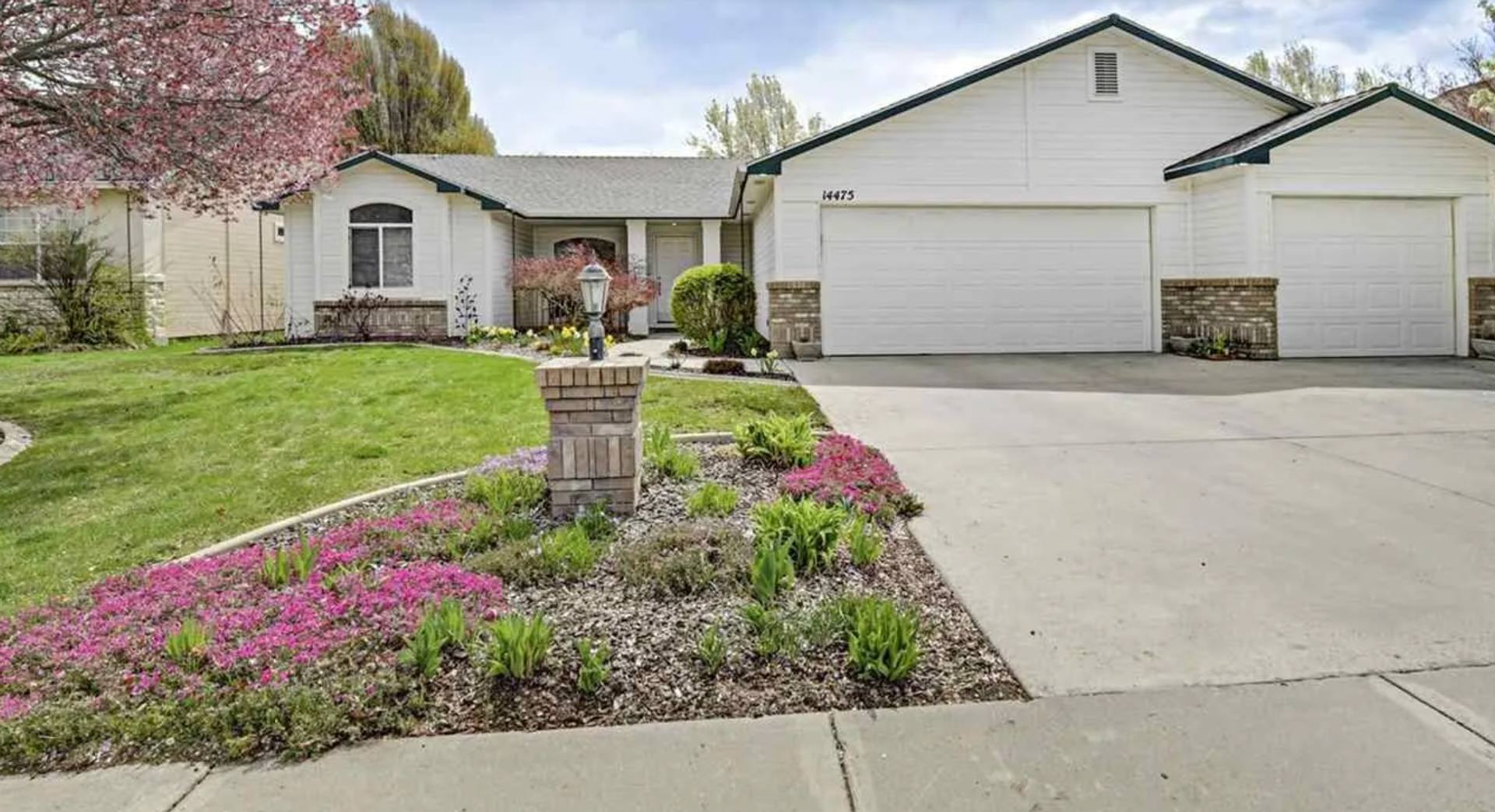 Bristol Heights Beauty Single Level 3 Car Garage Home With Private Backyard – photo 1