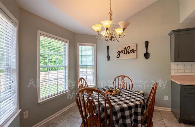 708 Riverside Dr – photo 5