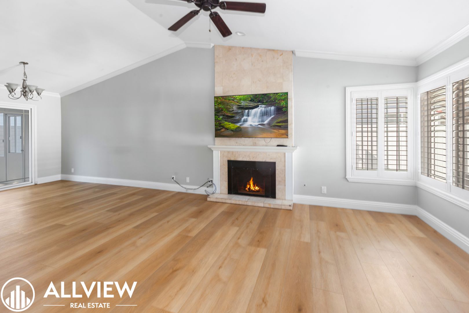 Beautifully Upgraded Single Level Home in Lake Forest Available NOW! – photo 5