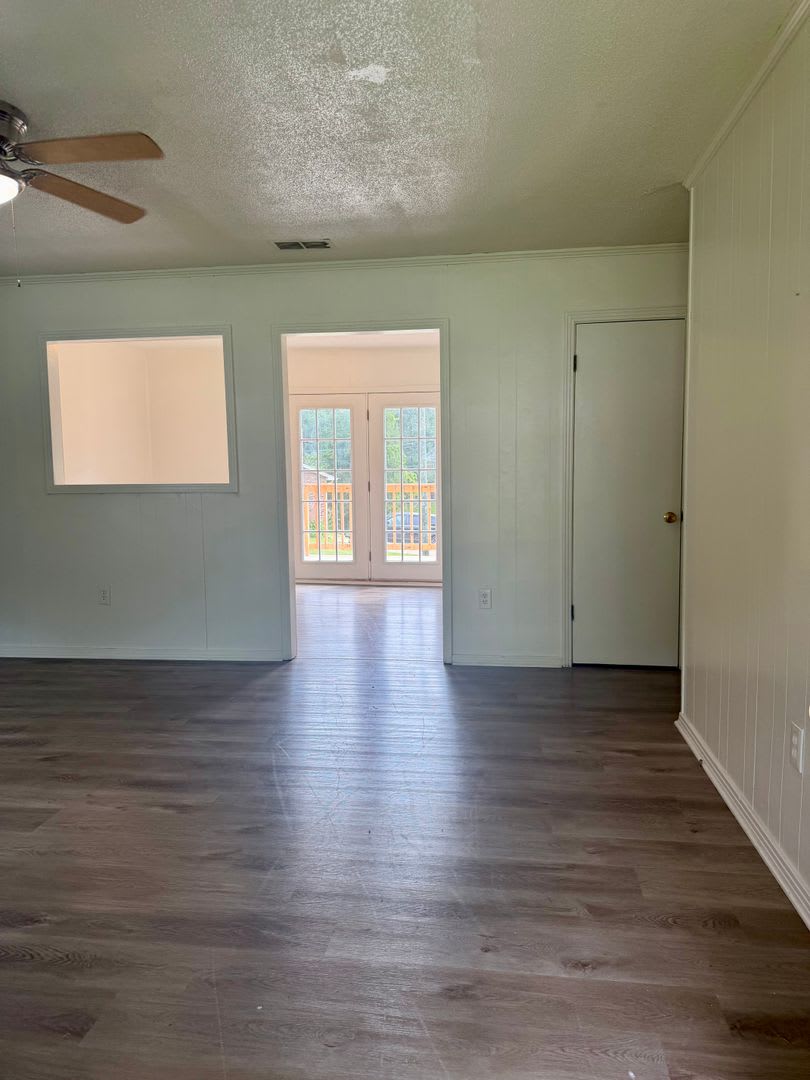 DEPOSIT SPECIAL!! 3 bedroom 2 bath LAWN CARE INCLUDED! – photo 2