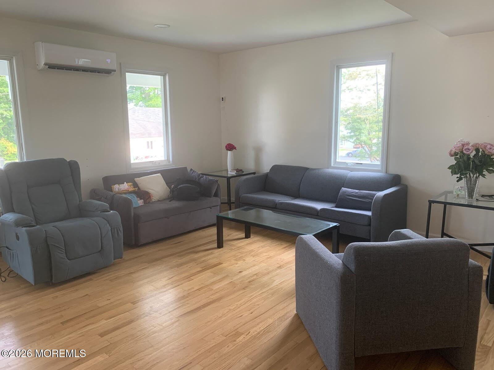 988 Elizabeth Terrace – photo 4