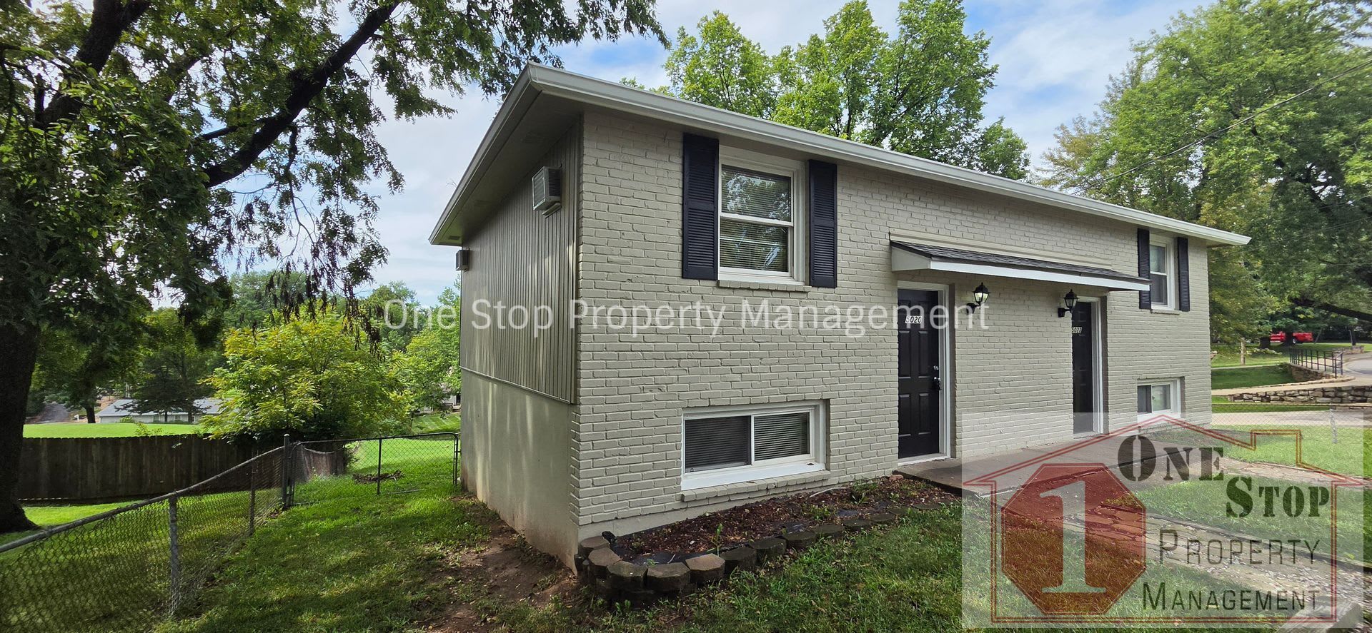 2 bedroom, 1 bath duplex in Riverside, MO! – photo 2