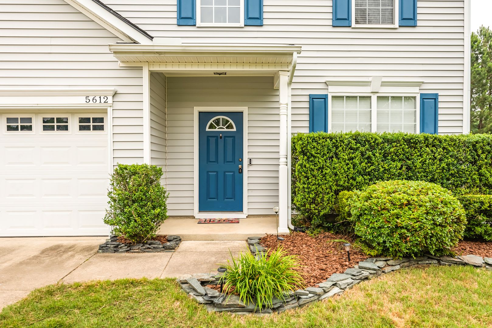 4 Bedroom With Fenced Yard In Great Location – photo 2